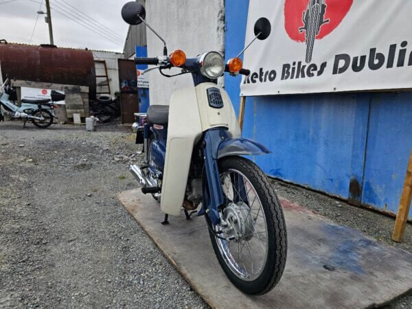 Front left close-up of 2007 Honda Super Cub C50