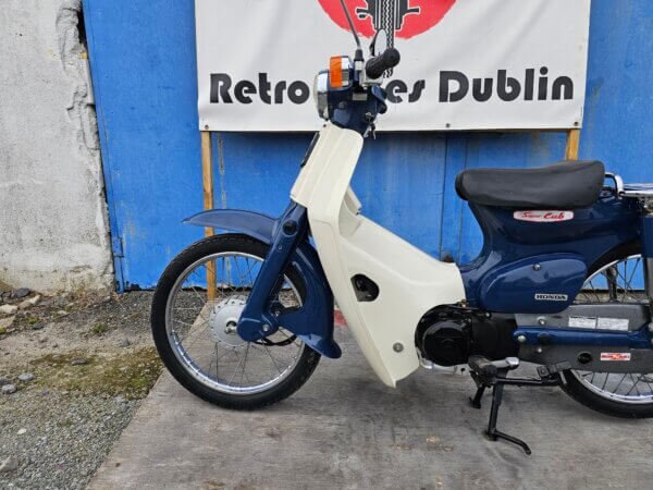 Close-up of front section of 2007 Honda Super Cub C50
